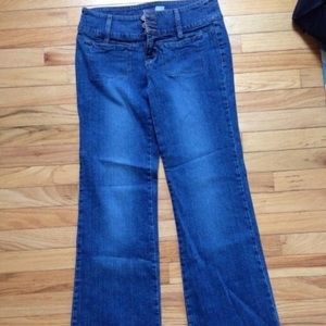 Hot fitted jeans with no back pockets